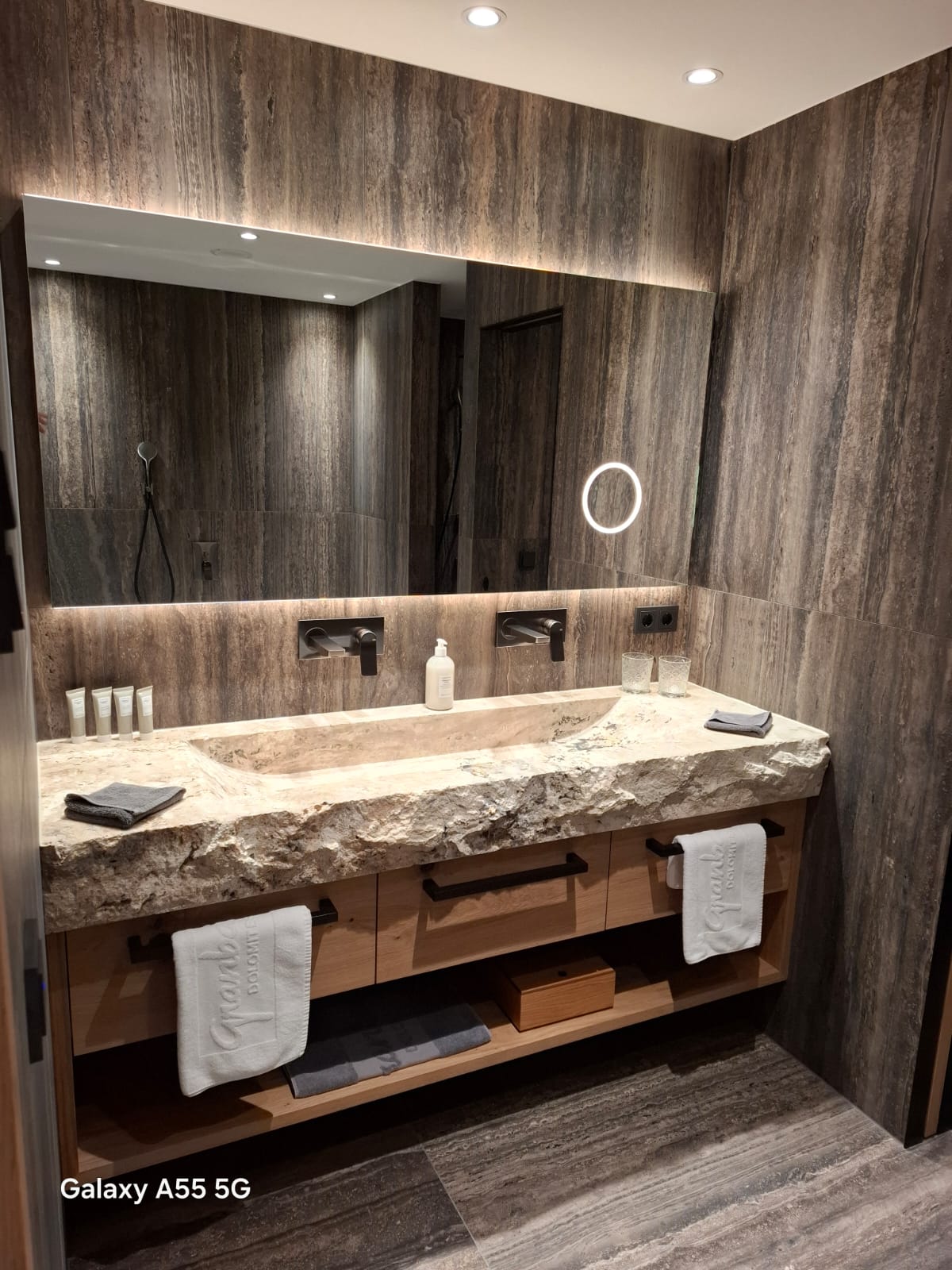 Bagno sospeso minimal